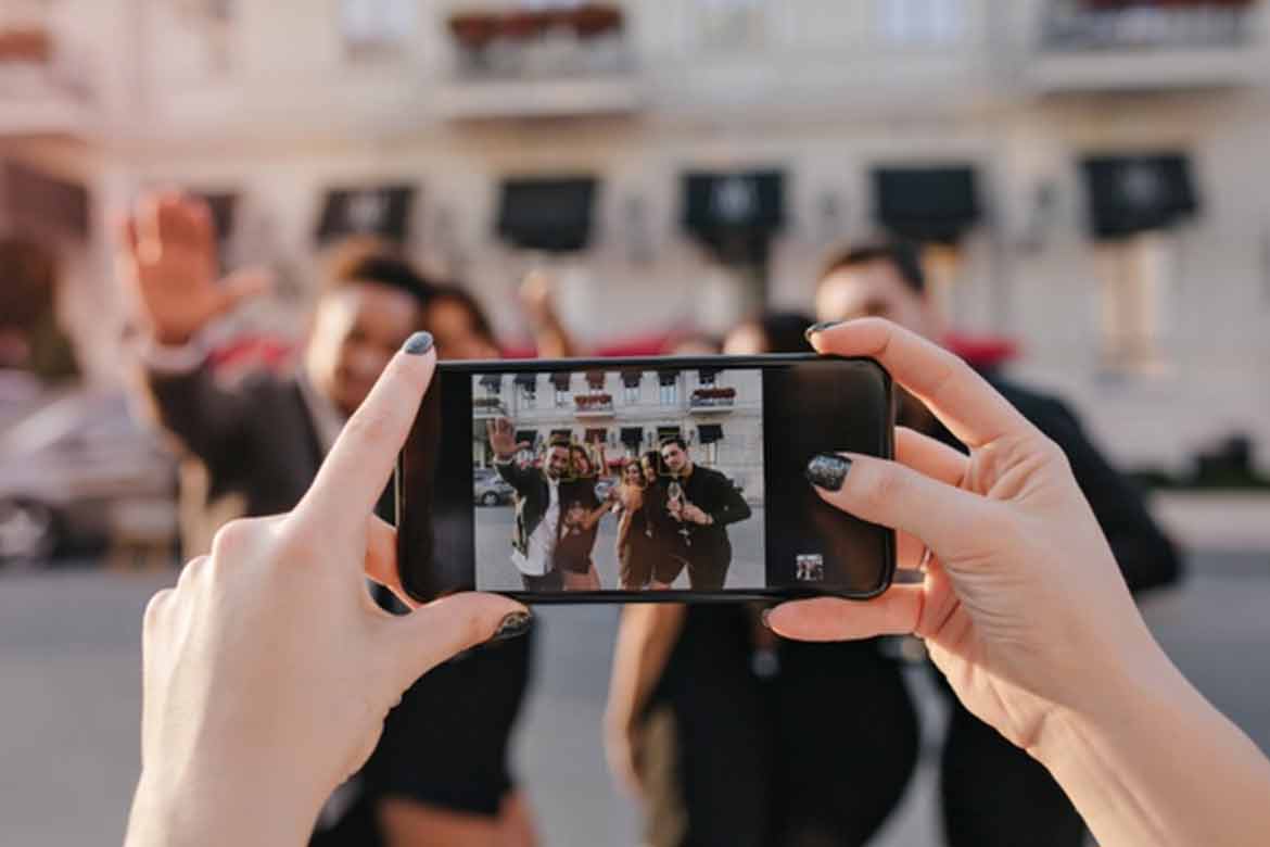 Camera of a Smart Phone vs DSLR: Which Is Better - TechMobi